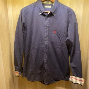 Burberry skjorta  - Hej! Säljer nu min skjorta från märket Burberry , storlek M bra skick, givetvis äkta. Tveka inte på att höra av dig om du har frågor eller funderingar kring skjortan!