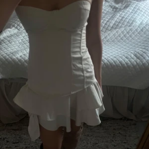 Vit klänning med volangkjol - Supersöt vit kortklänning med korsett och volangkjol. 