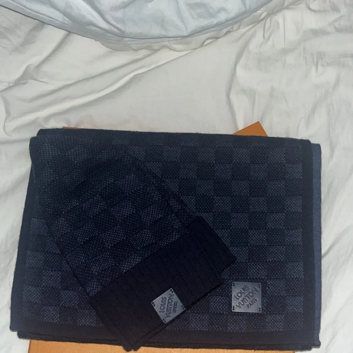 Mörkblå rutig halsduk och mössa från Louis Vuitton