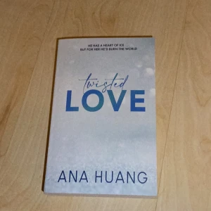 Twisted Love - En bok med titeln 'Twisted Love' av Ana Huang. Omslaget är ljust med blå text och en stilren design. Boken är på engelska och tillhör genren romantik. Använd endast en gång, och i mycket bra skick! Köp direkt via Plick! Köptes runt 150 kr!