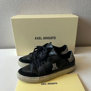 Arigato skor - Ett par snygga skor i toppen skick med ett fåtal skråmor. Nypriset är omkring 2000kr och säljs nu för endast 449. Hör av er vid intresse av fler bilder! (Obs box ingår inte) postar inom 24h!