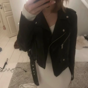 Svart skinnjacka från Stradivarius - Jag säljer en jätte fin svart skinnjacka från Stradivarius i storlek XS. Nästa aldrig använd och i jätte bra skick. Den är jätte fin och perfekt nu inför sommaren pris kan diskuteras och kom privat för fler bilder 🩷