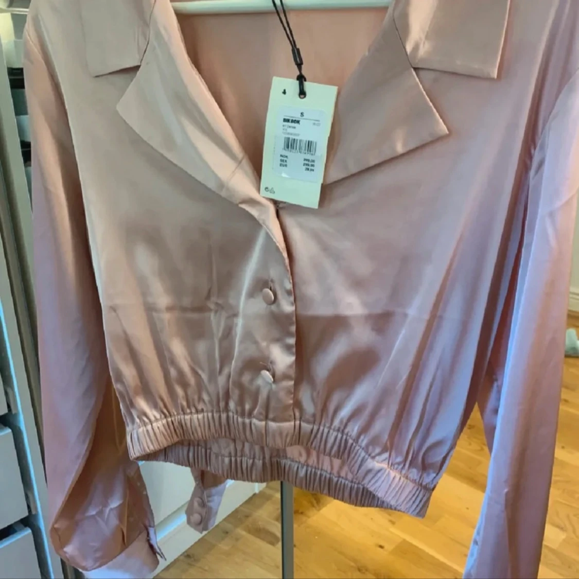 Ljusrosa croppad skjorta från BikBok