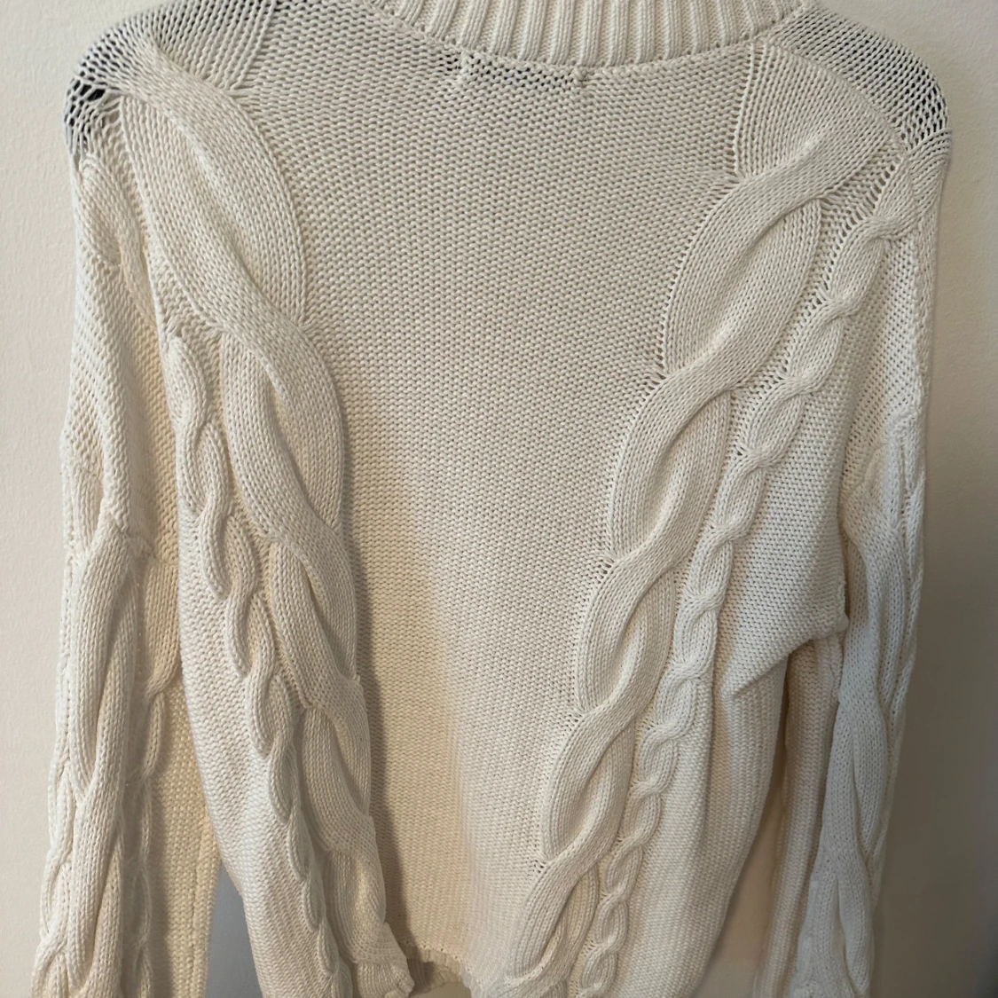 Vit stickad tröja med flätmönster  - 1