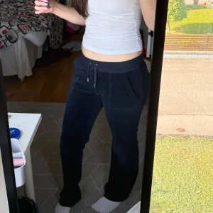 Juicy couture  - Säljer ett par marin blåa juicy byxor i mjuk material. De är i storlek S. Säljer då de inte kommer till användning. De är använda några gånger. 