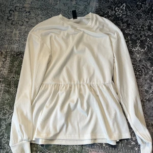 Söt blus från shein - Otroligt söt, passar till det mesta men kommer ej till användning. Skulle säga att det är mycket bra skick men kanske lite nopprig 