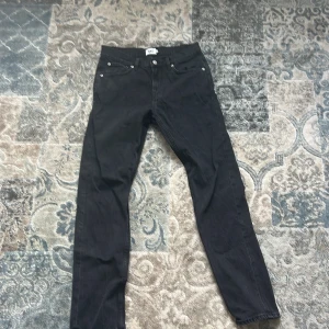 Svarta jeans från 157 - Säljer ett par svarta jeans från 157 storleken w29 L32 jag har bara använt de två gånger och vill sälja de för de var för skinny tyckte jag 