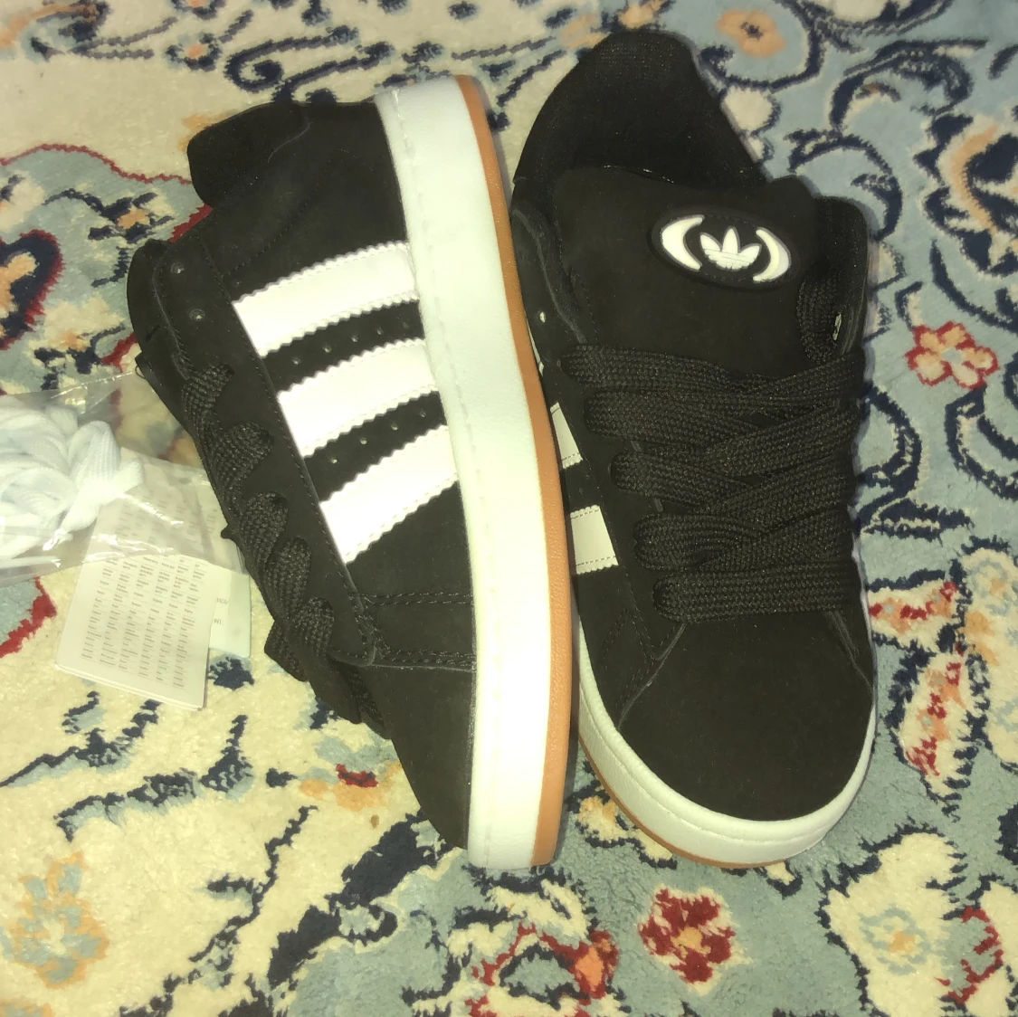 Svarta Adidas sneakers med vita ränder - 3