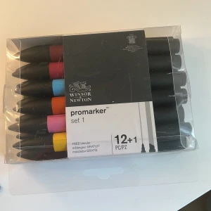 Promarker set 1 från Winsor & Newton - Säljer ett set med 12+1 Promarker från Winsor & Newton. Alkoholbaserade markers i olika färger, perfekta att måla med nu när det blivit så populärt. Pennorna har dubbla spetsar och levereras i en genomskinlig plastförpackning. Pennorna är andvända drygt 4 gånger bara. Hör av er vid frågor🥰