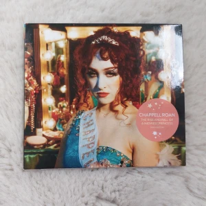 Chappell Roan - The Rise and Fall of a Midwest Princess (CD) - Kan mötas upp i Uppsala eller skickas 💖 Chappell Roan 'The Rise and Fall of a Midwest Princess' CD som jag köpte i England. Endast testad, i princip nyskick. Inkluderar allt: booklet, CD, och funkar utmärkt💖