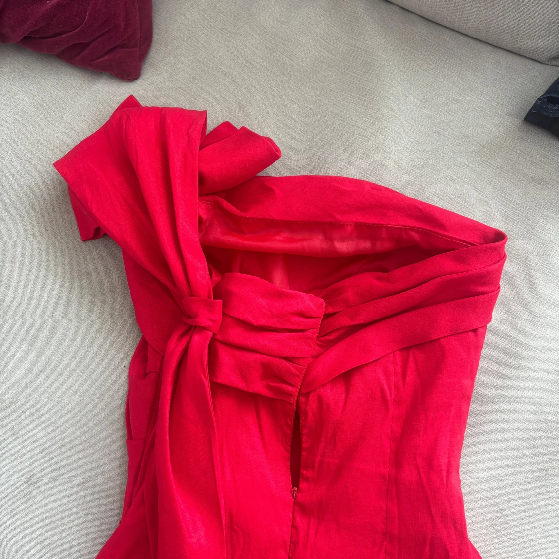 Röd one shoulder-klänning med stor rosett från LENA - 1