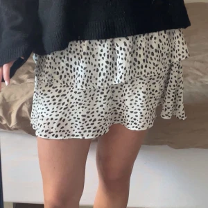 Volangkjol - Supersöt volangkjol från Chelsea i storlek S ⭐️ Superfint skick, knappt använd!! Nypris 399kr💗