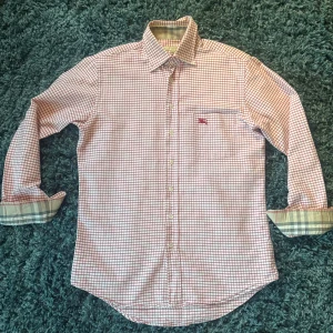 BurBerry skjorta - Säljer en as fet burberry skjorta då den är lite för stor för mig, den är såklart riktigt fick den i julklapp och har använt den lite. Den kommer se skit bra ut i sommar, Kan mötas up i Stockholm och utanför priset är inte fast i stenen