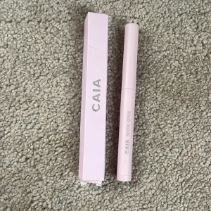 CAIA Snow Spice ögonskugga stick - Krämig ögonskugga i stickformat från CAIA i nyansen Snow Spice. Kommer i en ljusrosa hylsa med silvrig text. Perfekt för att snabbt skapa en skimrande look på ögonlocken.