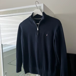 Half zip - Half zip Gant, mörkt blå riktigt fräsch tröja. Säljer tyvär pågrund utav att den är för liten. Storlek:13/14Y för dig som är 155cm lång till 168cm lång.