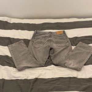 Grå jeans från Jack & Jones - Säljer ett par grå jeans från Jack & Jones i modellen Loose/Chris. Jeansen har mycket bra skick, hör av dig vid funderingar!