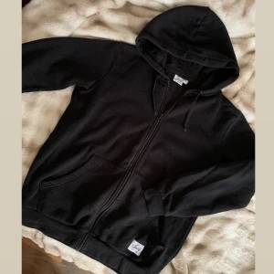 zip up hoodie - i storlek L använd få gånger.💗