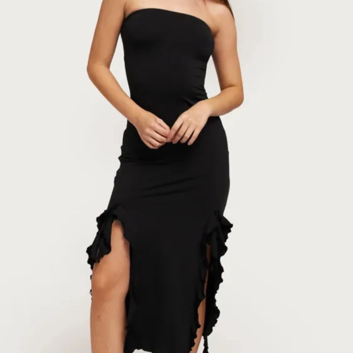 Svart axelbandslös långklänning med volang