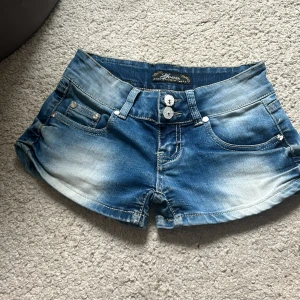 Lågmidjade jeans shorts - Så snygga jeansshorts med lågmidja i storlek XS, säljer då det har blivit för små. Knappt använd! Pris kan diskuteras🥰