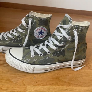 Unika Converse - Såå coola converse i unik militärfärg som inte säljs längre💓köpta second hand för 600kr och är använda skonsamt men har tyvärr blivit för små nu Pris går att diskutera  Skickar paketet max 3 dgr efter köp Checka min profil för andra unika plagg