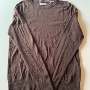 Brun tröja från Jack & Jones - Säljer en brun långärmad tröja från Jack & Jones i tunnare material. Tröjan är knappt använd och har inga defekter.