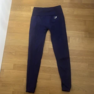Mörkblå leggings från Gymshark - Mörkblå leggings från gymshark. Andvända ett fåtal gånger 