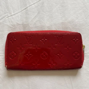 Glansig plånbok  - Plånbok glansig väl använd sliten och dragkedja låser sig inte så den går inte att stänga 