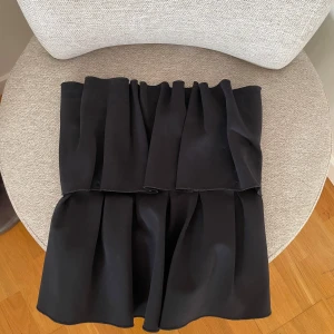 Svart topp Dagmar - Säljer nu min svarta topp från Dagmar i storlek 36. Inga märken eller skador, använt varsamt! 