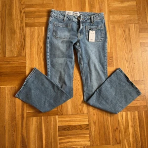 Blå bootcut jeans från lager 157 - Säljer ett par klassiska blå bootcut jeans från lager 157. Jeansen har låg midja, utsvängda ben och fyra fickor. Perfekta till vardags med en enkel t-shirt eller stickad tröja.