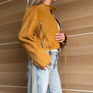 EYTYS SUEDE JACKA - Mocka / läder jacka från EYTYS SS24, inköpt för 10500:- använd 2-3 gånger, nyskick!  Säljs för 4000:- band går att ta av och sätta på enkelt.