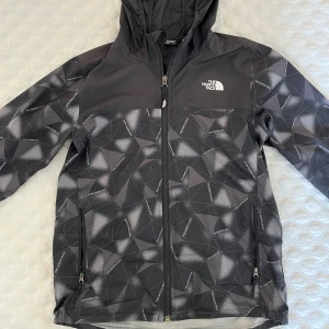 Svart vindjacka från The North Face - Snygg north face jacka perfekt för att kolla derbyn🙌😉Jackan är som ny och säljs pga den sitter lite tajt på mig. Jackan är anpassad för nästan allt och är perfekt för dig som vill ha en stil ren o clean vindjacka. 14-16år PRIS KAN DISKUTERAS