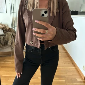 Brun croppad kavaj  - Superfin brun kort kavaj från Bubbleroom. Säljer en helt ny med prislapp kvar på och i oöppnad förpackning. Säljer pga har redan en exakt likadan. 💖 Strl XS - Normal i storleken. 