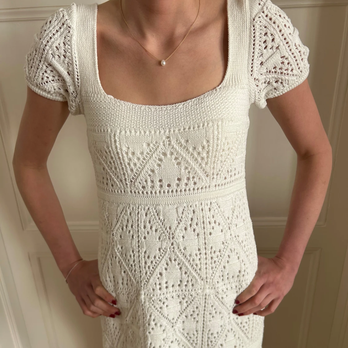 Vit virkad kortklänning med puffärm - 1