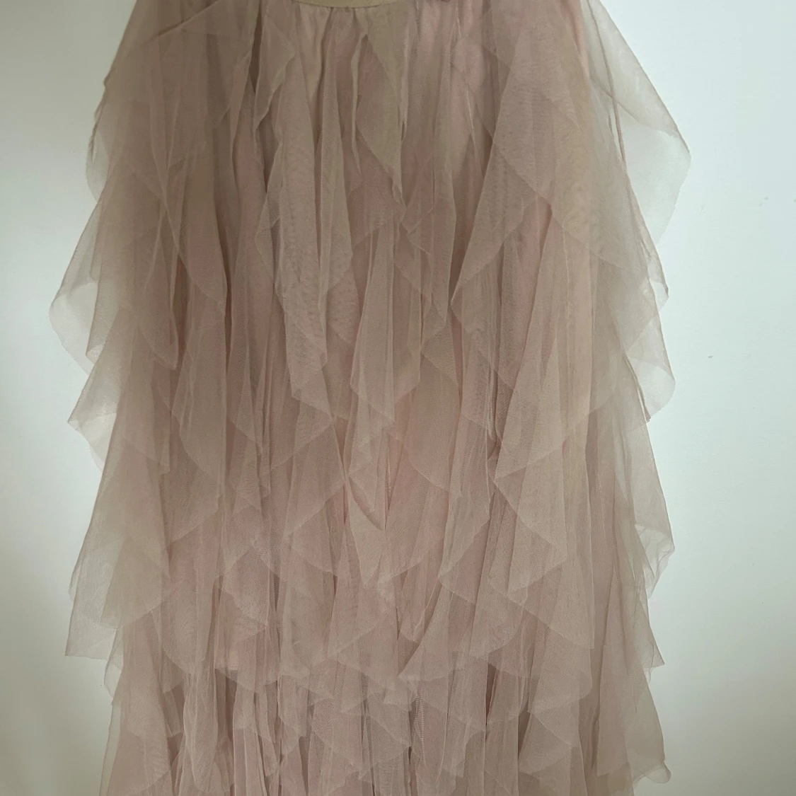 Ljusbeige/rosa volangkjol i tyll - 3