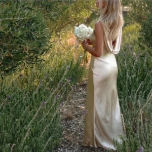 Champagnefärgad långklänning i satin - Intressekoll på denna otroligt fina champagne färgade klänning ifrån Meshki!! Det är inte mina bilder då jag köpte klänningen från en annan. Klänningen är använd endast en gång😊 den går hela vägen ner på mig som är 163