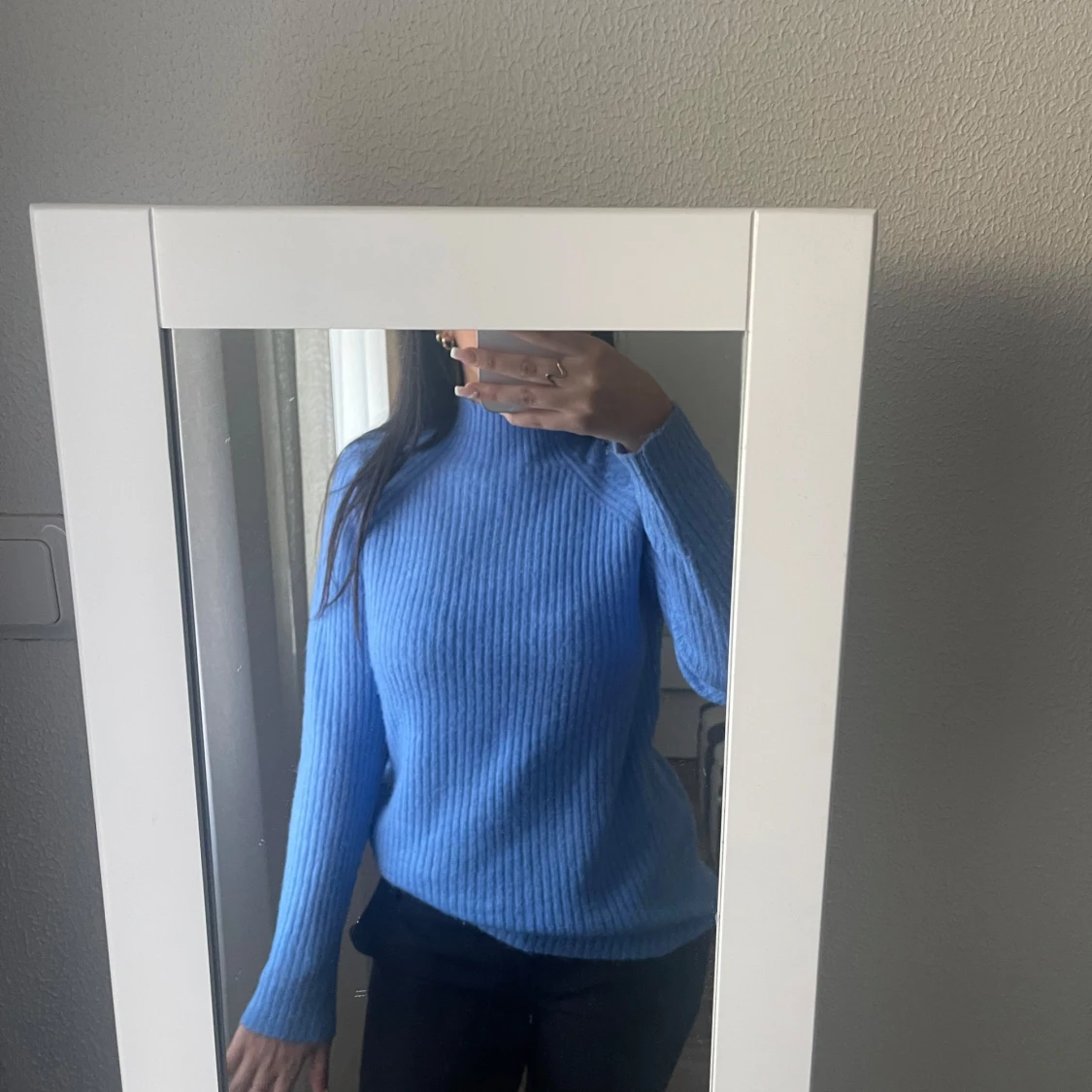 Blå ribbstickad tröja med hög krage - 3