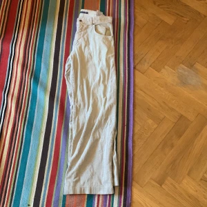 Baggy manchesterbyxor  - Lite rippade längst ner på baksidan som synes på bilden annars i felfritt skick. DM:a för mått. Kan gå ner i pris.