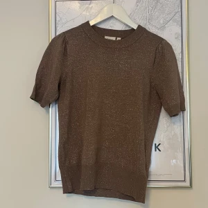 Fin stickad t-shirt - Stickad T-shirt från Saint Tropez, mauve färgad med insytt ✨ Storlek S/M