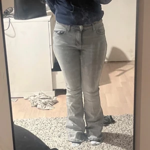 Grå bootcut jeans - Säljer ett par grå bootcut jeans från Gina, dom är lite slitna där nere (skriv för bild) annars är dom i perfekt kondition❤️
