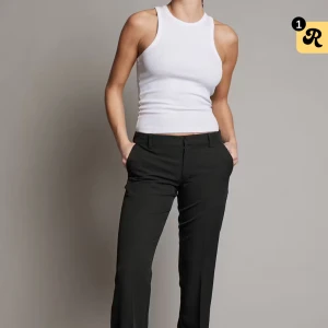 Svarta lågmidjade kostymbyxor från bikbok - Byxor i fint skick. Säljs för de inte passar. Nypris 500