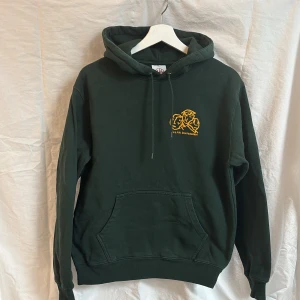 Mörkgrön hoodie från Polar Skateboards - Säljer en mörkgrön hoodie från Polar Skateboards. Väldigt sparsamt använd. 