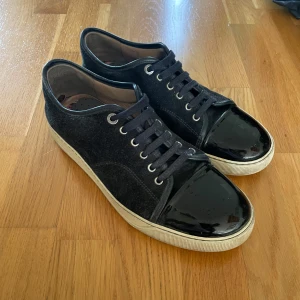 Svarta Lanvin - Säljer ett par svarta lanvins. Allt og som box och fusbags följer med, även kvitto. Skick 7/10, finns tecken på användning. Storlek 43