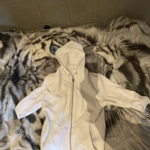 Vit pier one hoodie. - Säljer en vit pier one hoodie. Storlek s, aldrig använt. Nypris 999 säljer för 300