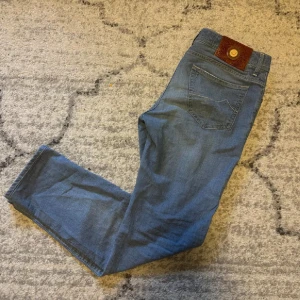 Jacob cohen jeans - Säljer dessa snygga och stilrena Jacob cohen jeans i storlek 31. Skick 9/10. Nypris runt 5500kr. Mitt pris 999kr. Passar dig perfekt som är runt 175cm. Perfekta och sköna jeans till ett utmärkt pris! 