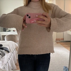 Ljusrosa stickad polotröja - Så mysig stickad tröja! Mer ljusrosa i verkligheten än vad som syns på bilderna! Lite nopprig, därav priset! Stor i storleken🫶🏼💓💓