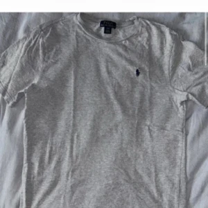  Polo Ralph Lauren - Hej! Jag säljer denna Ralph lauren tröja för 150.  Har bara använts någon gång, så den är i myckrt bra skick. Sitter som S. Eftersom jag inte har användning för den längre, hoppas jag att den kan få ett nytt hem där den kommer till användning.