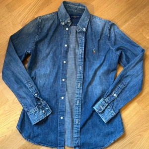 Ralph Lauren skjorta - Mycket snygg Ralph Lauren jeansskjorta i storlek S men är lite mindre i storleken. Pris kan diskuteras vid snabb affär