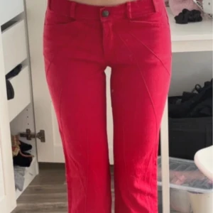 Röda bootcut jeansbyxor - Röda jeans 
