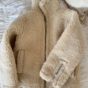 Arket jacka - Säljer min Teddy jacka från ARKET. Strl xs 🤎