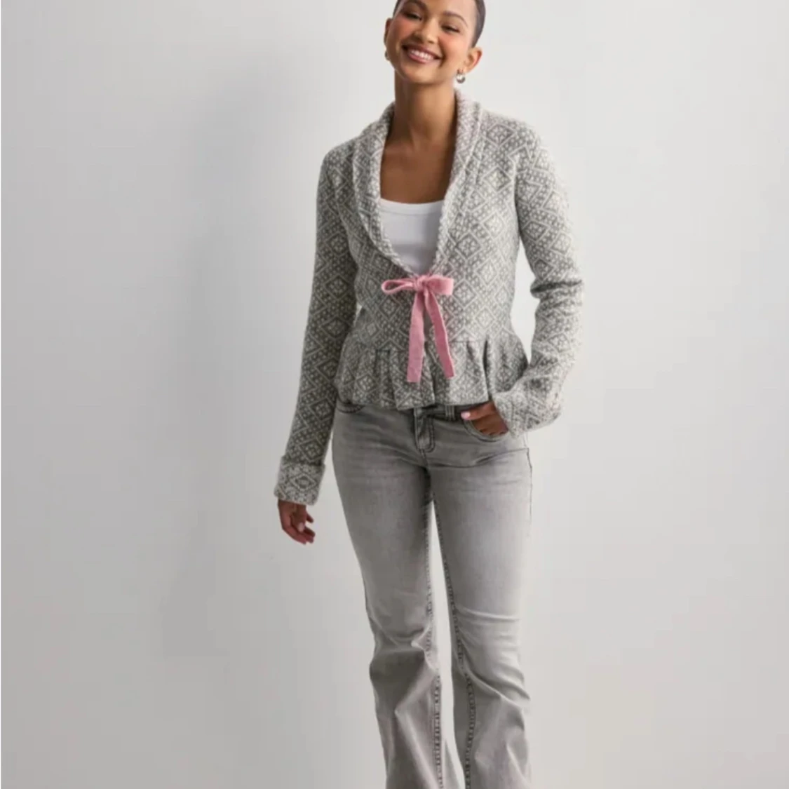 Gråvit stickad kofta från Nelly - 1